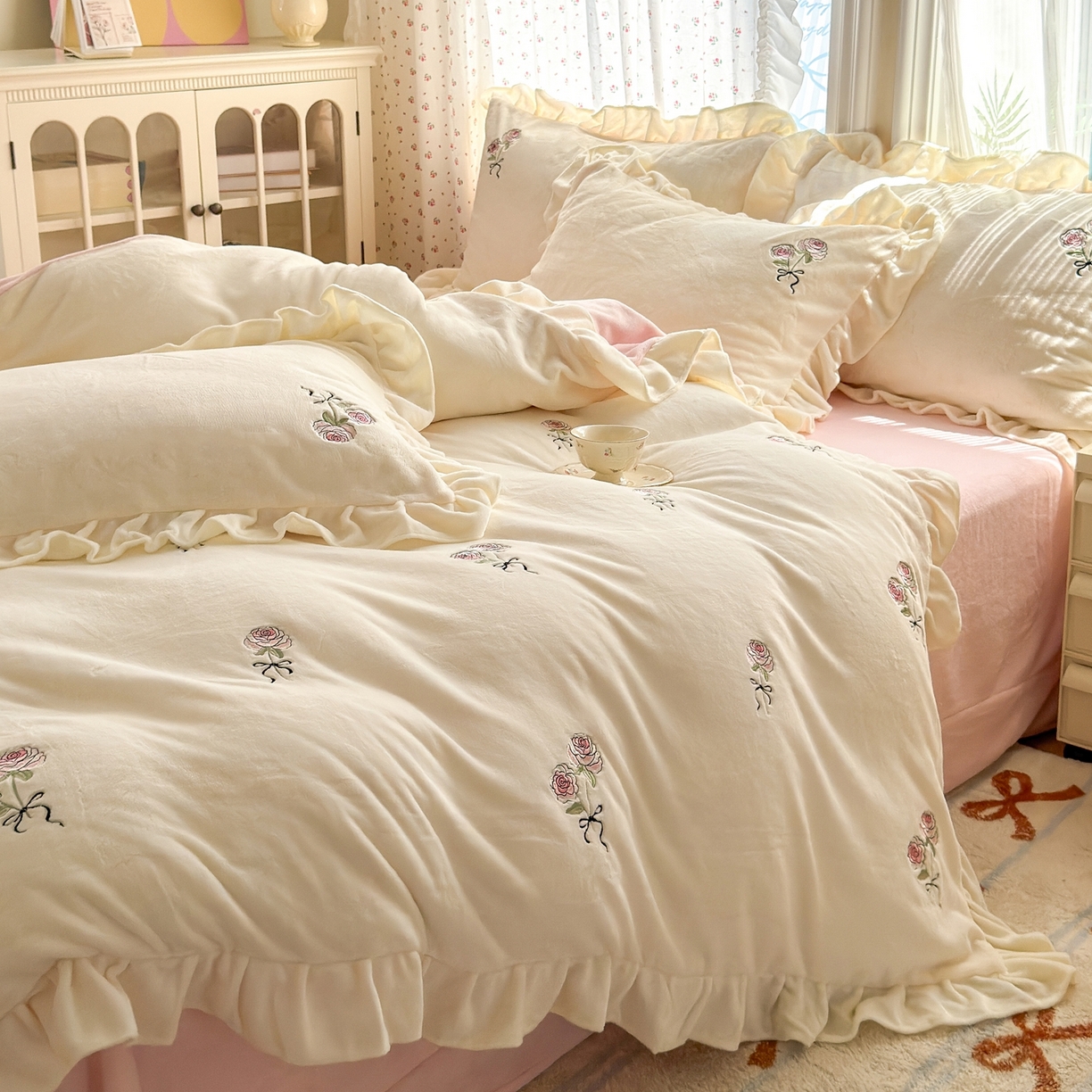 91家纺网 家纺一手货源 找家纺 娜娜 2025新款法式花边刺绣牛奶绒四件套 云间玫瑰白+粉