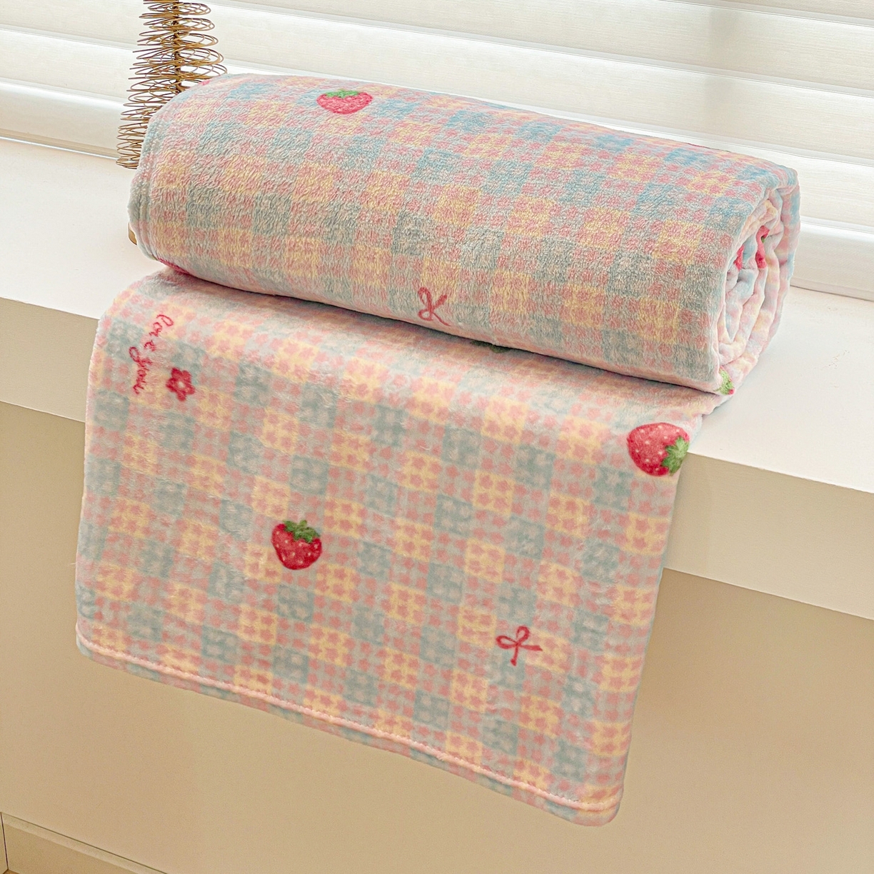 91家纺网 家纺一手货源 找家纺 Mata蔓塔家 2025新款四季款双面印花牛奶绒午休毯毛毯毯子空调毯 草莓奶茶