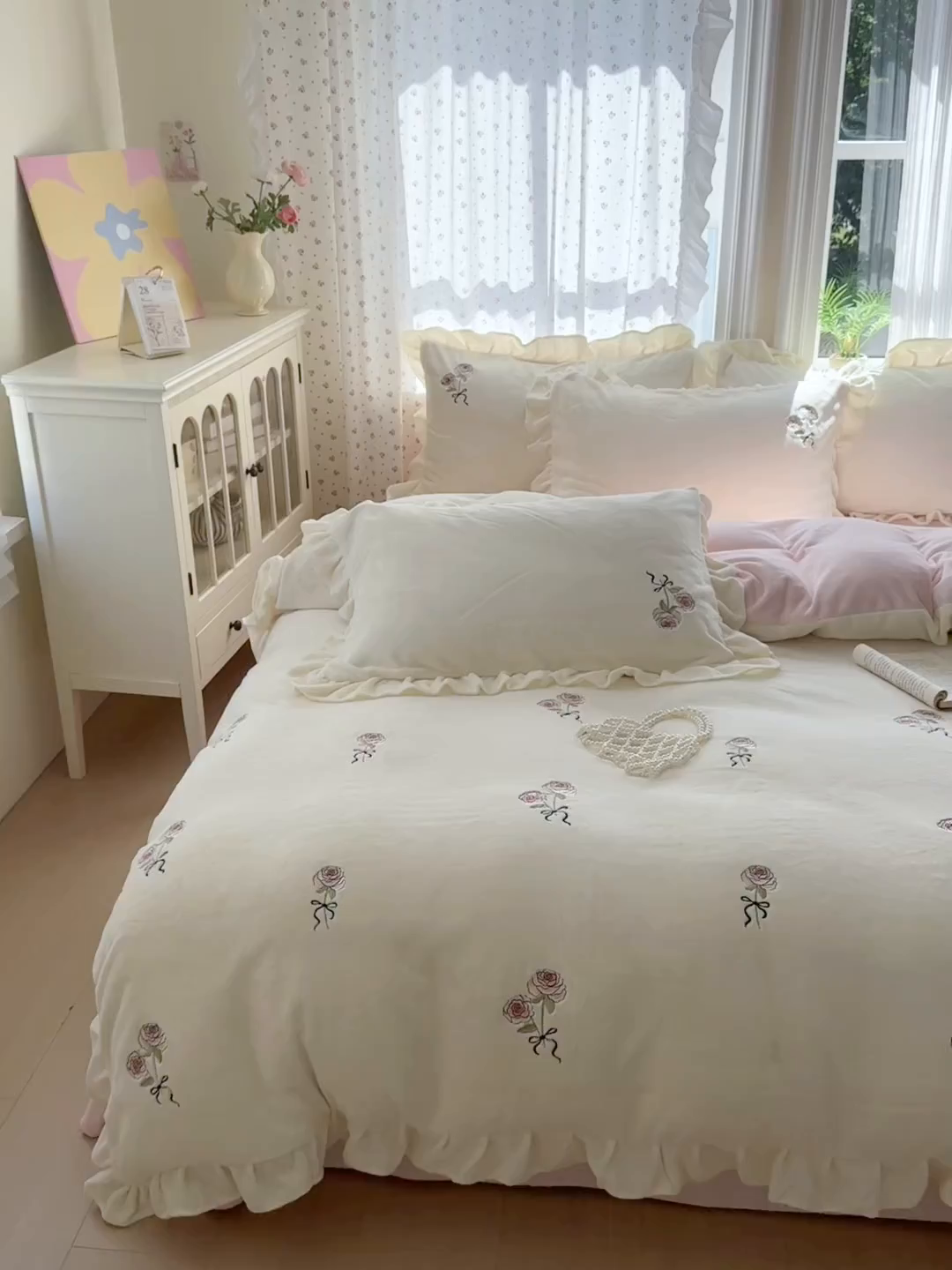 91家纺网 家纺一手货源 找家纺 娜娜 2025新款法式花边刺绣牛奶绒四件套 云间玫瑰白+粉