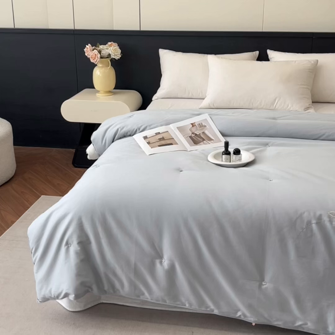 91家纺网 家纺一手货源 找家纺 紫乐 2025新款60支全棉长绒棉绣花蚕丝被纯棉春秋被加厚保暖冬被 海鸥灰