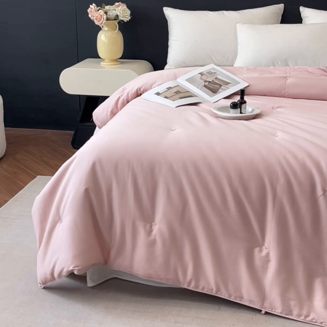 91家纺网 家纺一手货源 找家纺 紫乐 2025新款60支全棉长绒棉绣花蚕丝被纯棉春秋被加厚保暖冬被 暖心粉