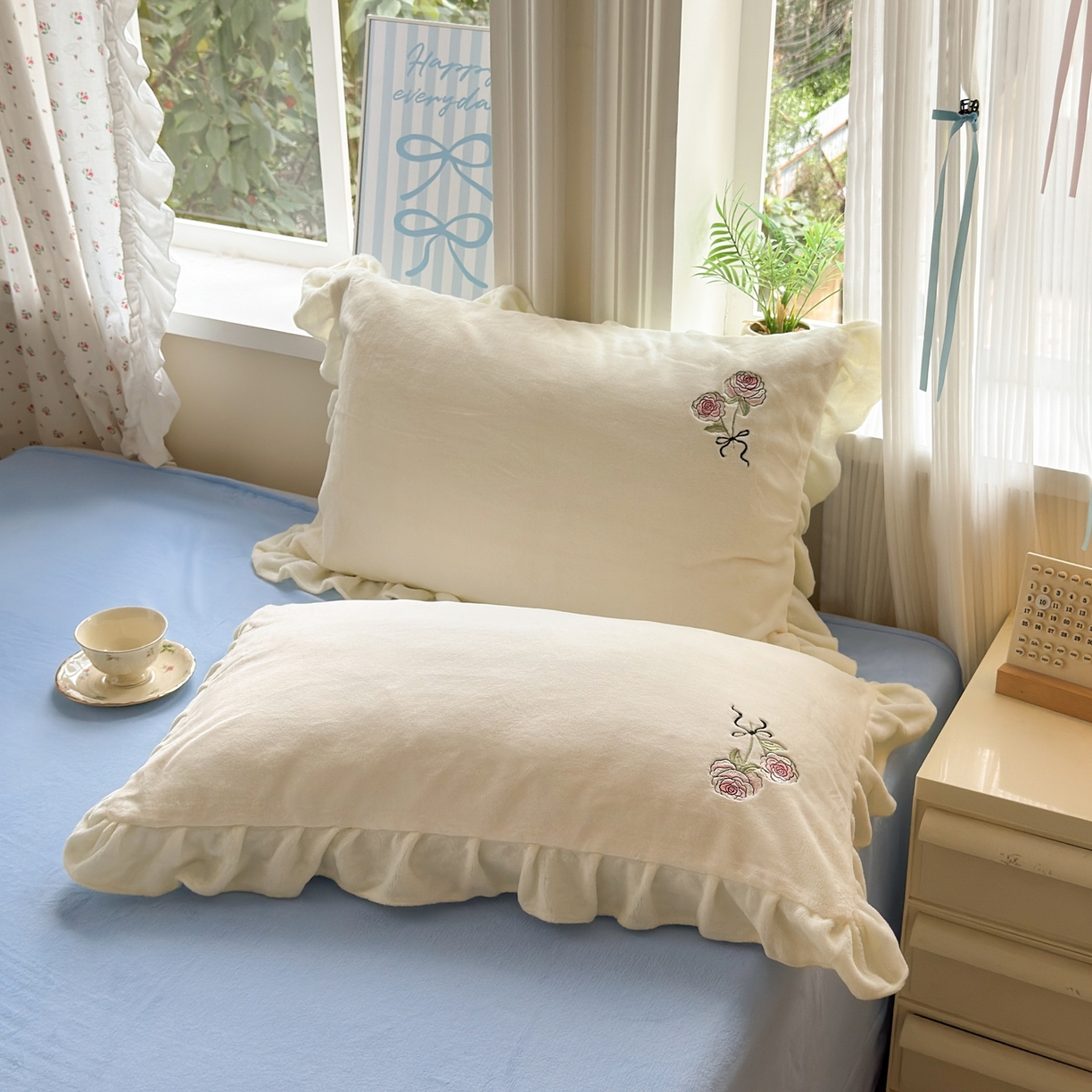 91家纺网 家纺一手货源 找家纺 娜娜 2025新款法式花边刺绣牛奶绒四件套 云间玫瑰白+天空蓝