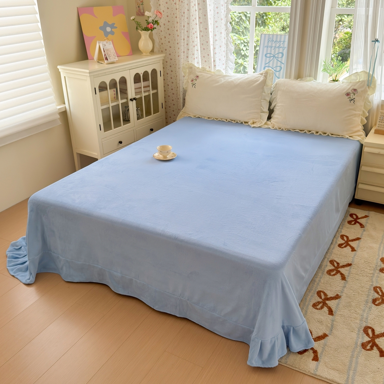 91家纺网 家纺一手货源 找家纺 娜娜 2025新款法式花边刺绣牛奶绒四件套 云间玫瑰白+天空蓝