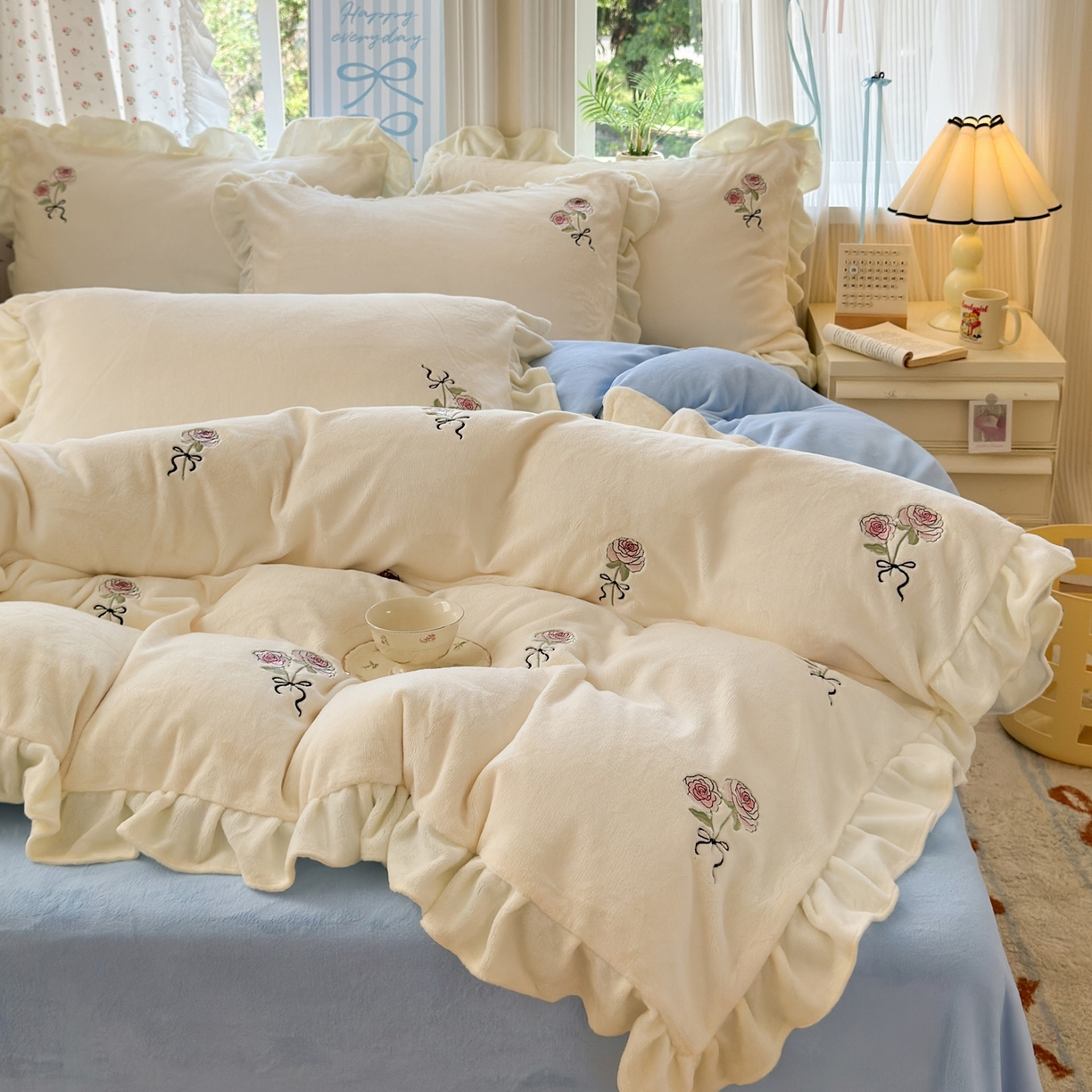 91家纺网 家纺一手货源 找家纺 娜娜 2025新款法式花边刺绣牛奶绒四件套 云间玫瑰白+天空蓝