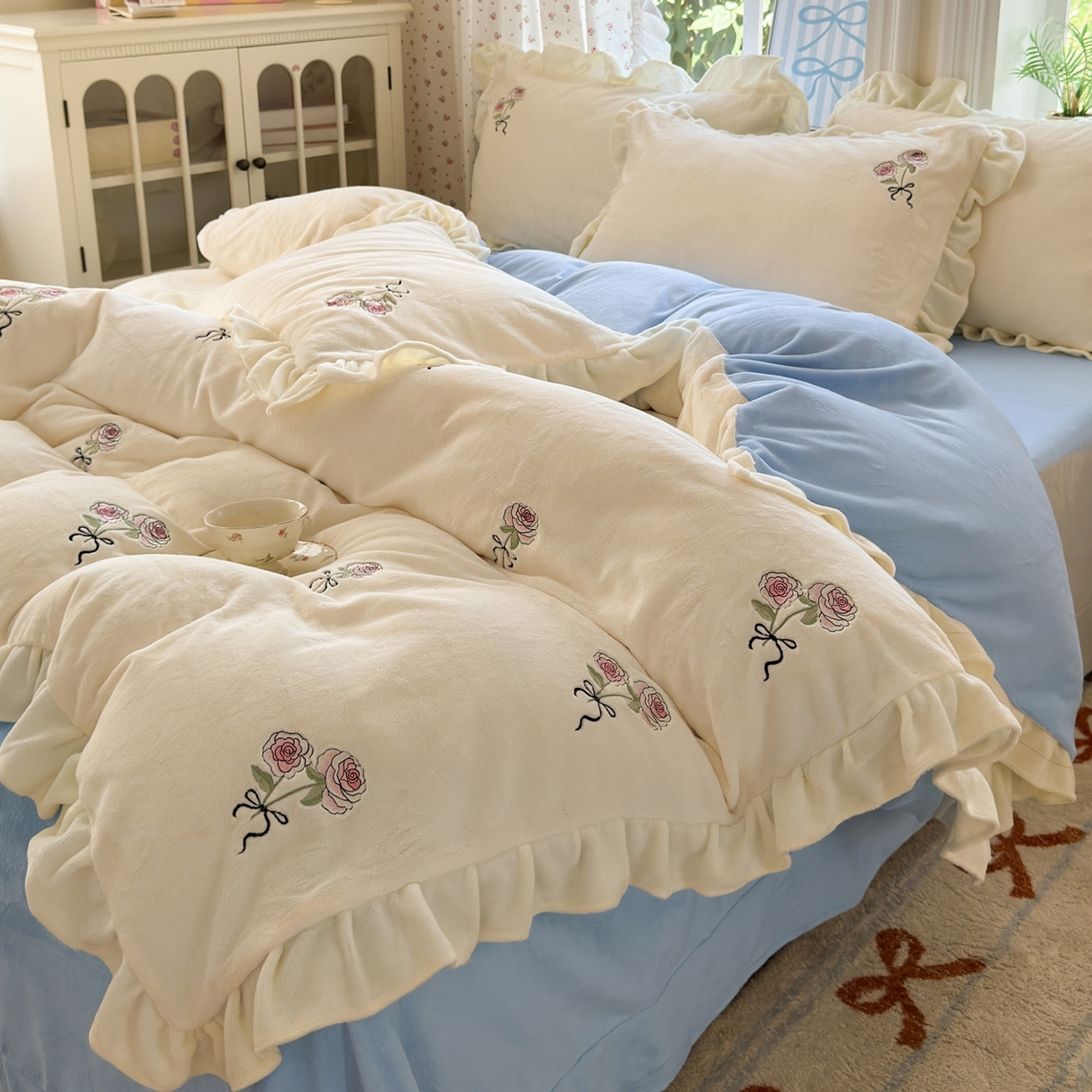 91家纺网 家纺一手货源 找家纺 娜娜 2025新款法式花边刺绣牛奶绒四件套 云间玫瑰白+天空蓝