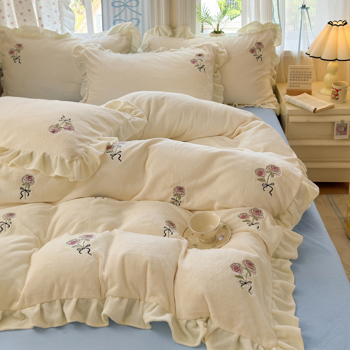 91家纺网 家纺一手货源 找家纺 娜娜 2025新款法式花边刺绣牛奶绒四件套 云间玫瑰白+天空蓝