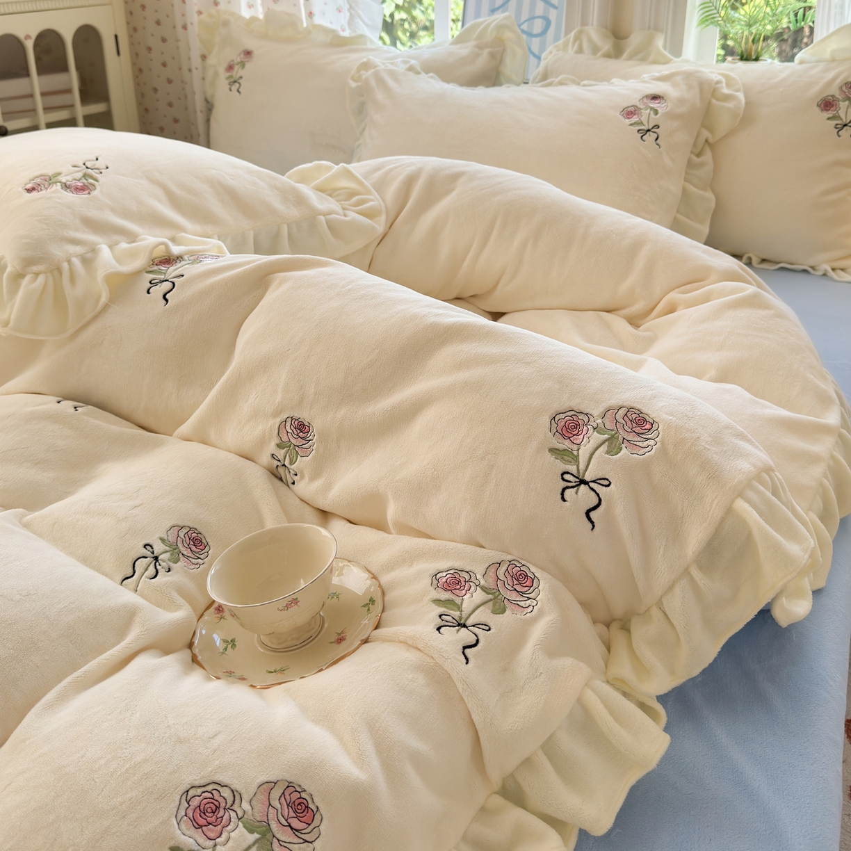 91家纺网 家纺一手货源 找家纺 娜娜 2025新款法式花边刺绣牛奶绒四件套 云间玫瑰白+天空蓝