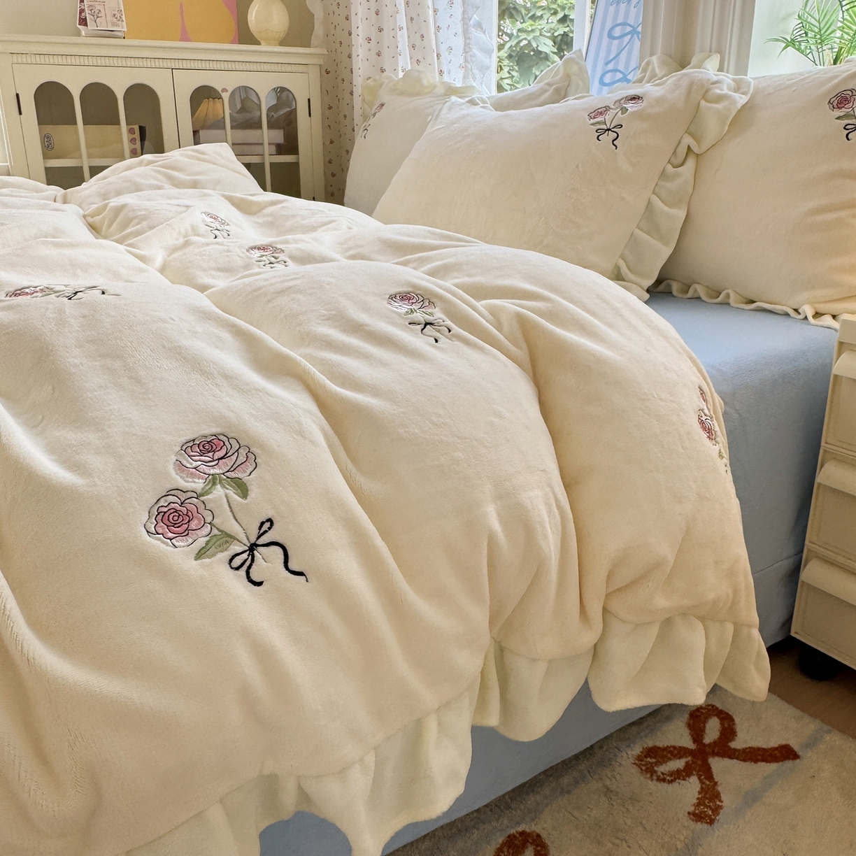 91家纺网 家纺一手货源 找家纺 娜娜 2025新款法式花边刺绣牛奶绒四件套 云间玫瑰白+天空蓝