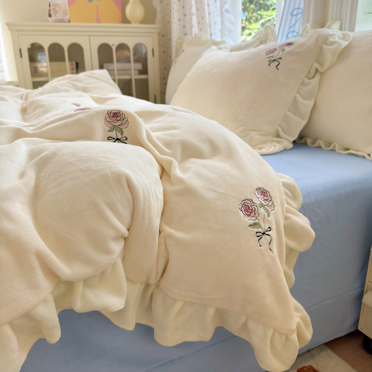 91家纺网 家纺一手货源 找家纺 娜娜 2025新款法式花边刺绣牛奶绒四件套 云间玫瑰白+天空蓝