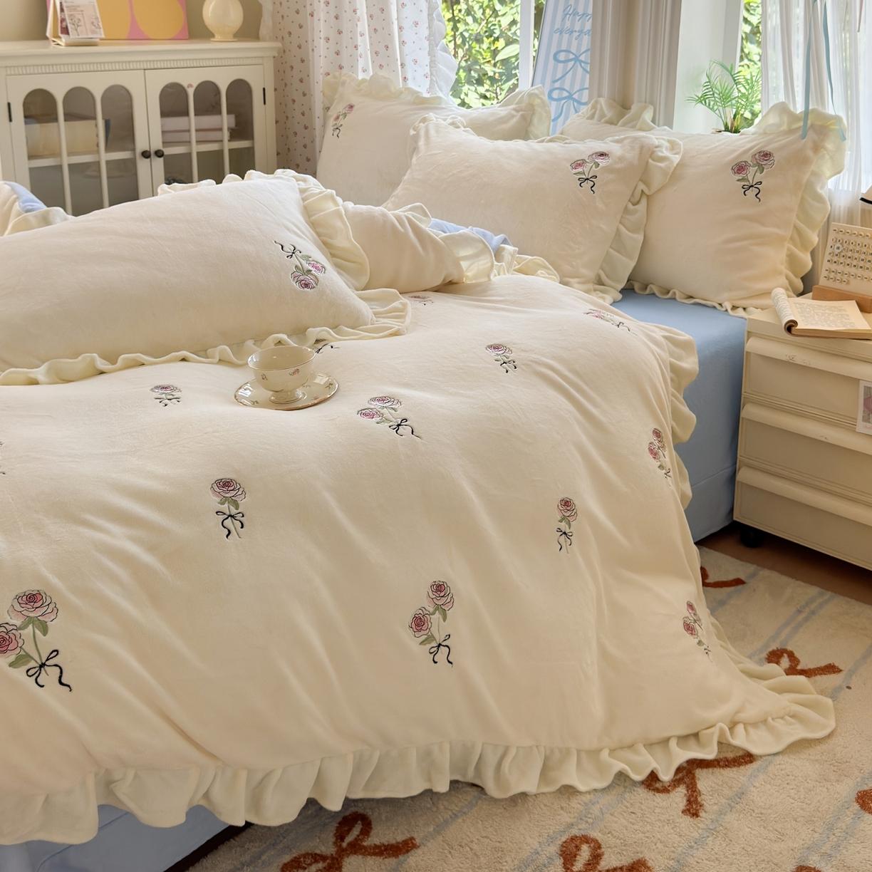 91家纺网 家纺一手货源 找家纺 娜娜 2025新款法式花边刺绣牛奶绒四件套 云间玫瑰白+天空蓝