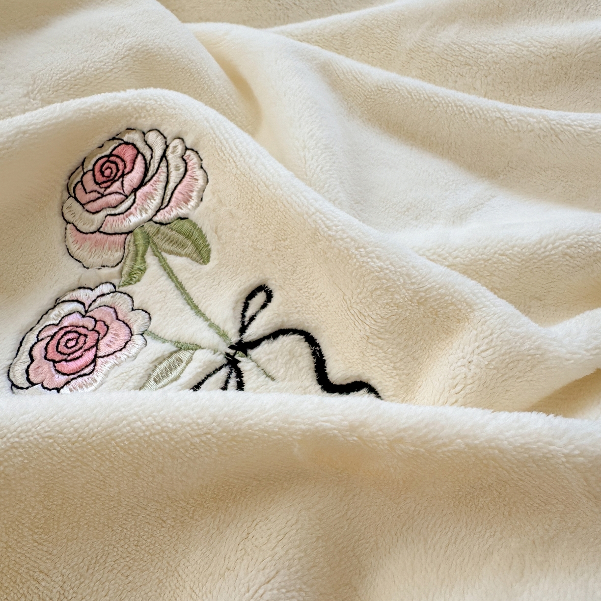 91家纺网 家纺一手货源 找家纺 娜娜 2025新款法式花边刺绣牛奶绒四件套 云间玫瑰白+天空蓝