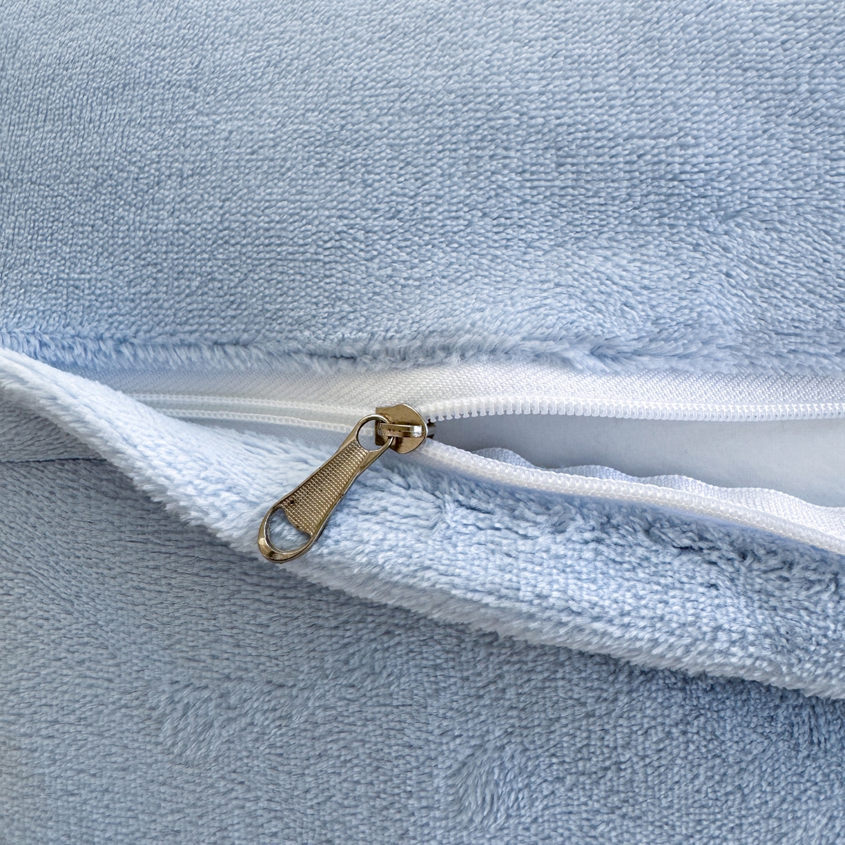 91家纺网 家纺一手货源 找家纺 娜娜 2025新款法式花边刺绣牛奶绒四件套 云间玫瑰白+天空蓝