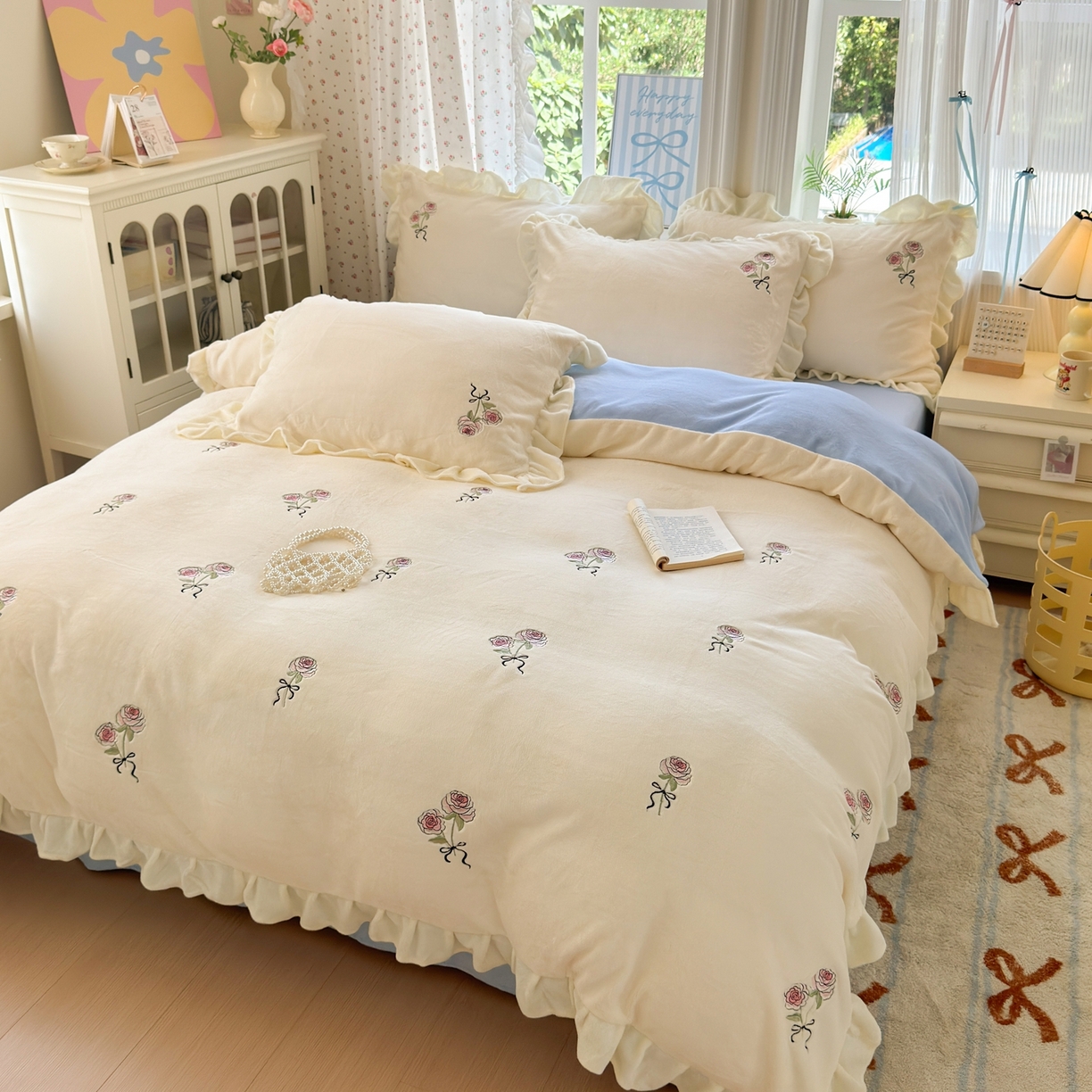 91家纺网 家纺一手货源 找家纺 娜娜 2025新款法式花边刺绣牛奶绒四件套 云间玫瑰白+天空蓝