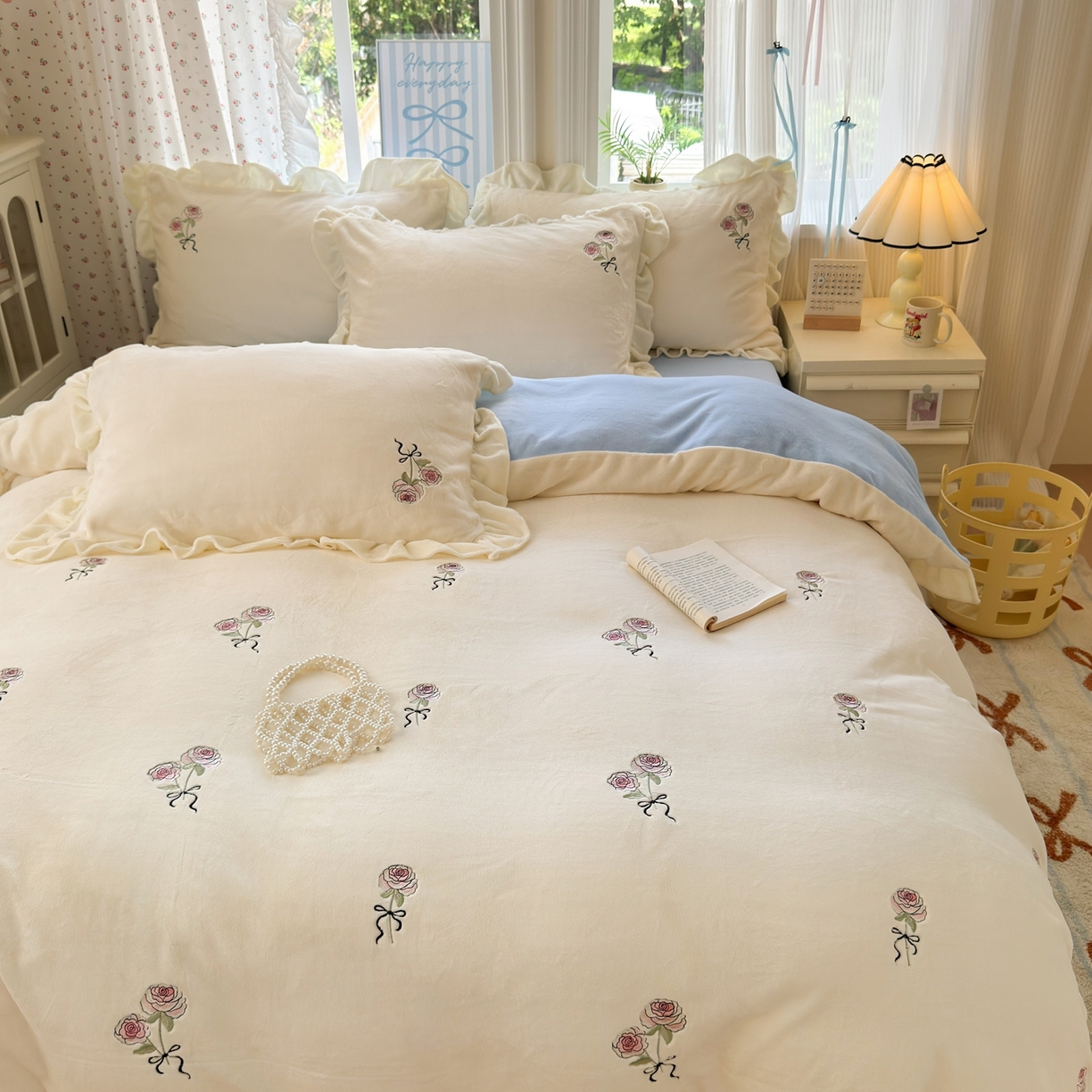 91家纺网 家纺一手货源 找家纺 娜娜 2025新款法式花边刺绣牛奶绒四件套 云间玫瑰白+天空蓝