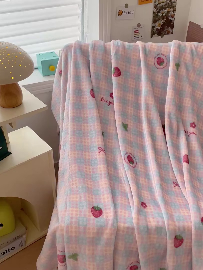 91家纺网 家纺一手货源 找家纺 Mata蔓塔家 2025新款四季款双面印花牛奶绒午休毯毛毯毯子空调毯 草莓奶茶