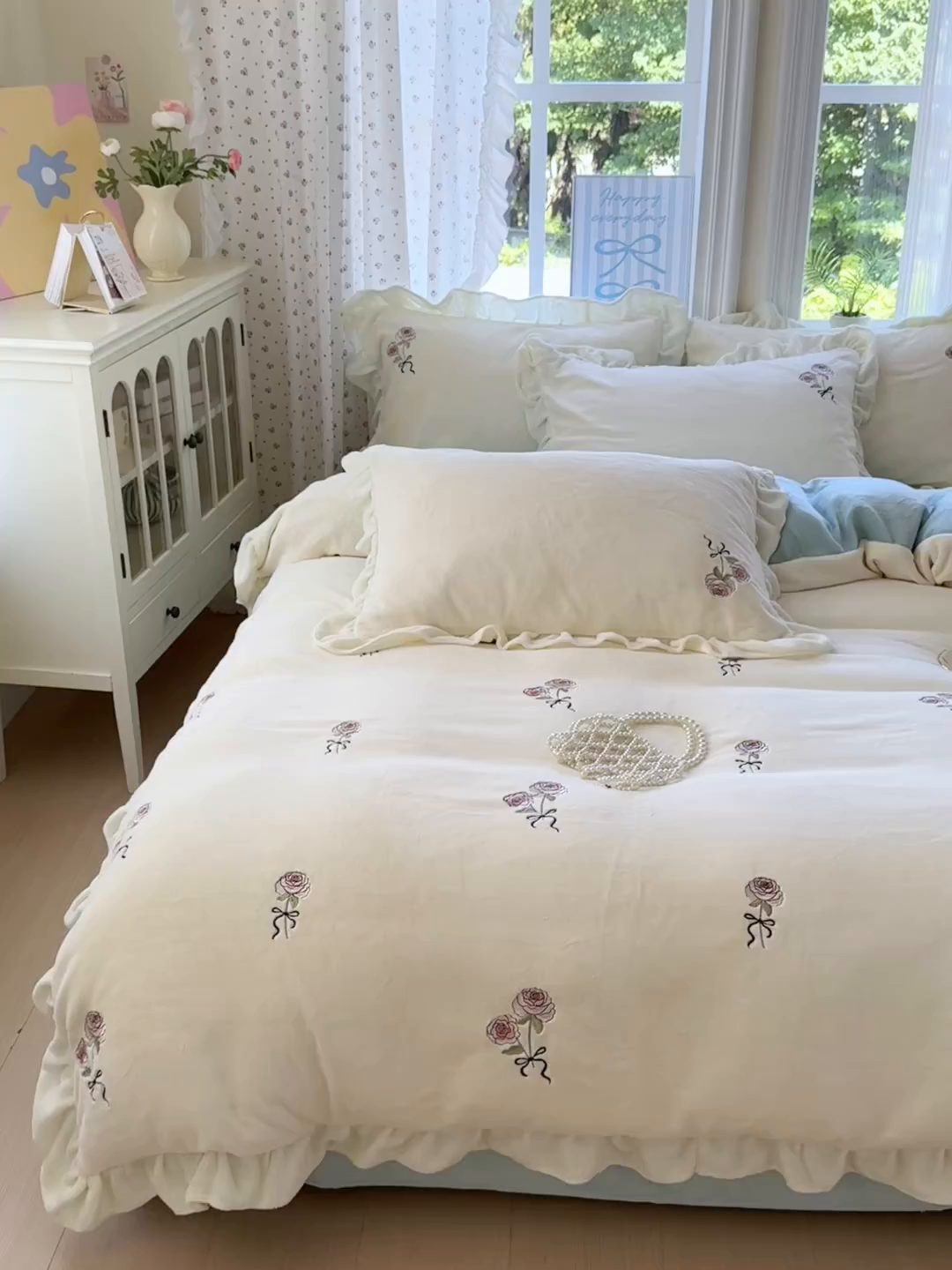 91家纺网 家纺一手货源 找家纺 娜娜 2025新款法式花边刺绣牛奶绒四件套 云间玫瑰白+天空蓝