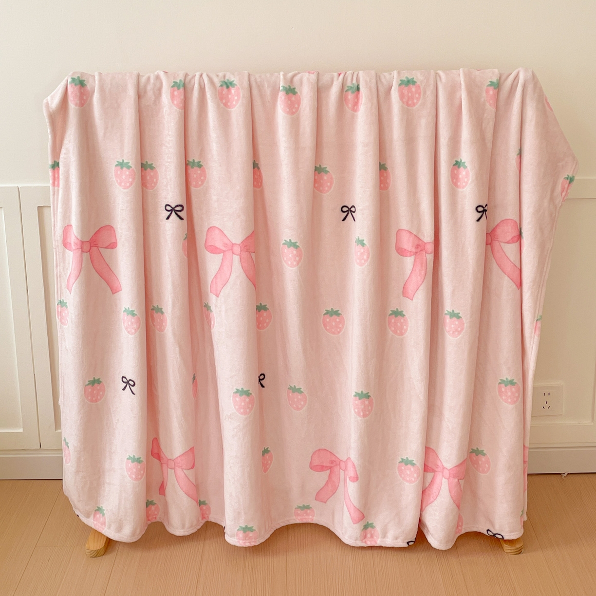 91家纺网 家纺一手货源 找家纺 Mata蔓塔家 2025新款四季款双面印花牛奶绒午休毯毛毯毯子空调毯 草莓园