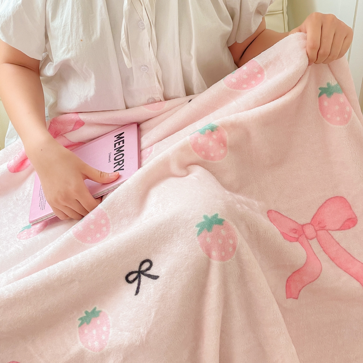 91家纺网 家纺一手货源 找家纺 Mata蔓塔家 2025新款四季款双面印花牛奶绒午休毯毛毯毯子空调毯 草莓园