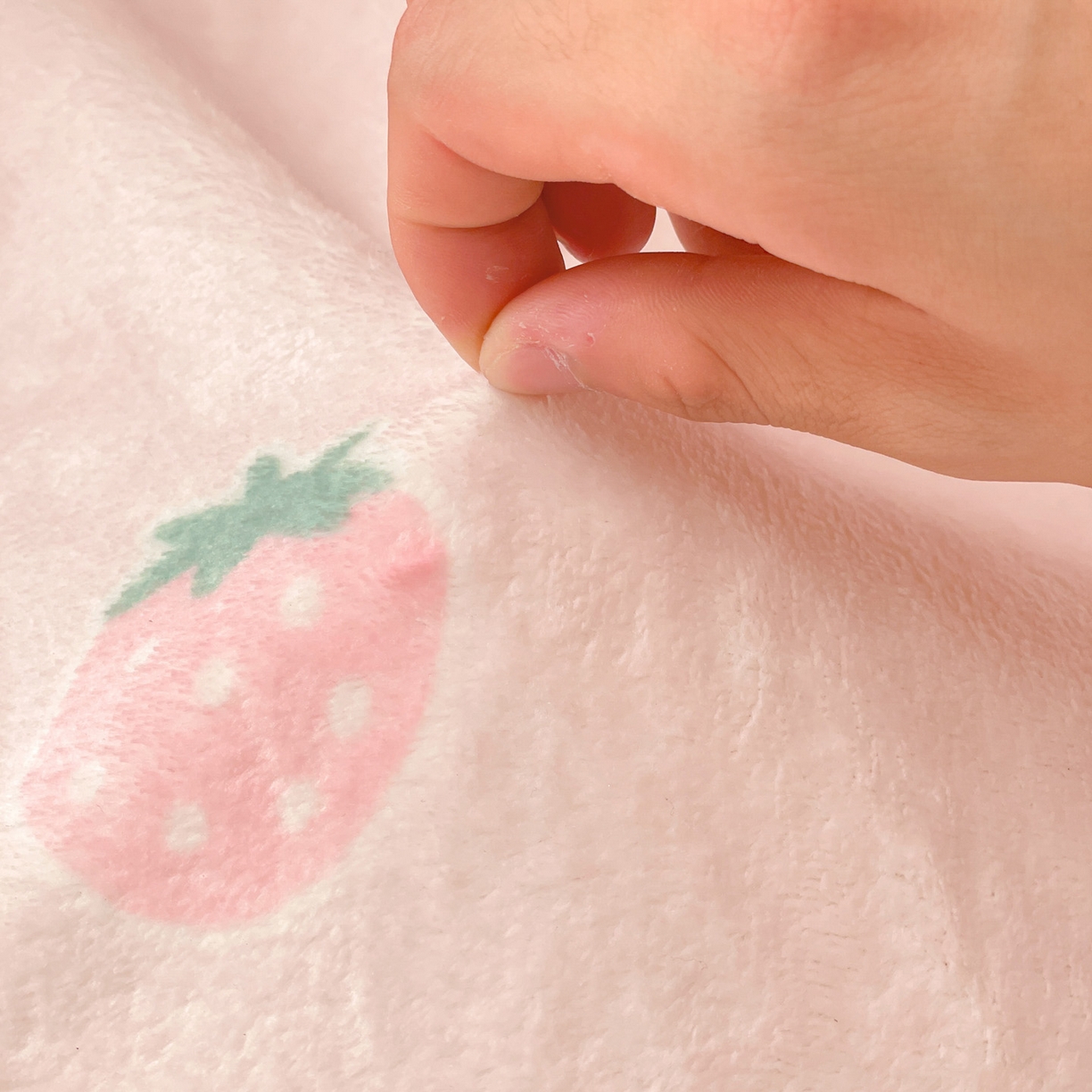 91家纺网 家纺一手货源 找家纺 Mata蔓塔家 2025新款四季款双面印花牛奶绒午休毯毛毯毯子空调毯 草莓园