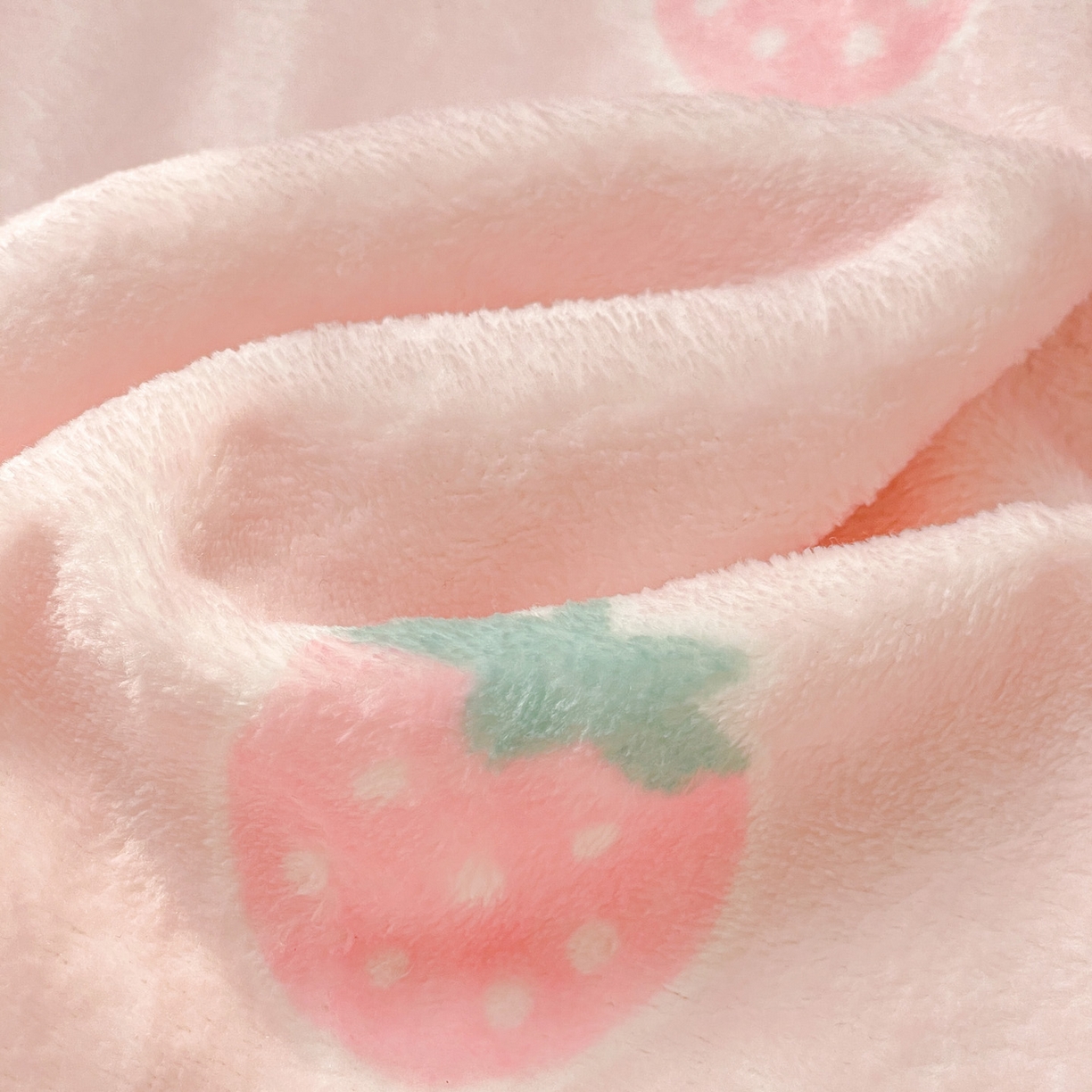 91家纺网 家纺一手货源 找家纺 Mata蔓塔家 2025新款四季款双面印花牛奶绒午休毯毛毯毯子空调毯 草莓园