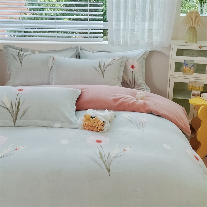 91家纺网 家纺一手货源 找家纺 锦罗绣 2025新款230克牛奶绒印花单被套秋意恋人