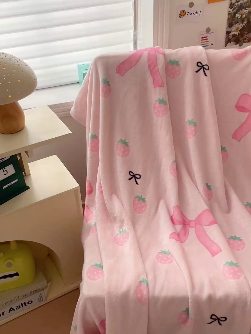 91家纺网 家纺一手货源 找家纺 Mata蔓塔家 2025新款四季款双面印花牛奶绒午休毯毛毯毯子空调毯 草莓园