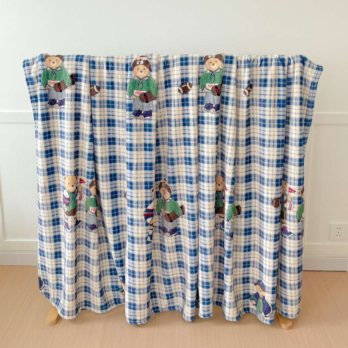 91家纺网 家纺一手货源 找家纺 Mata蔓塔家 2025新款四季款双面印花牛奶绒午休毯毛毯毯子空调毯 穿鞋的熊