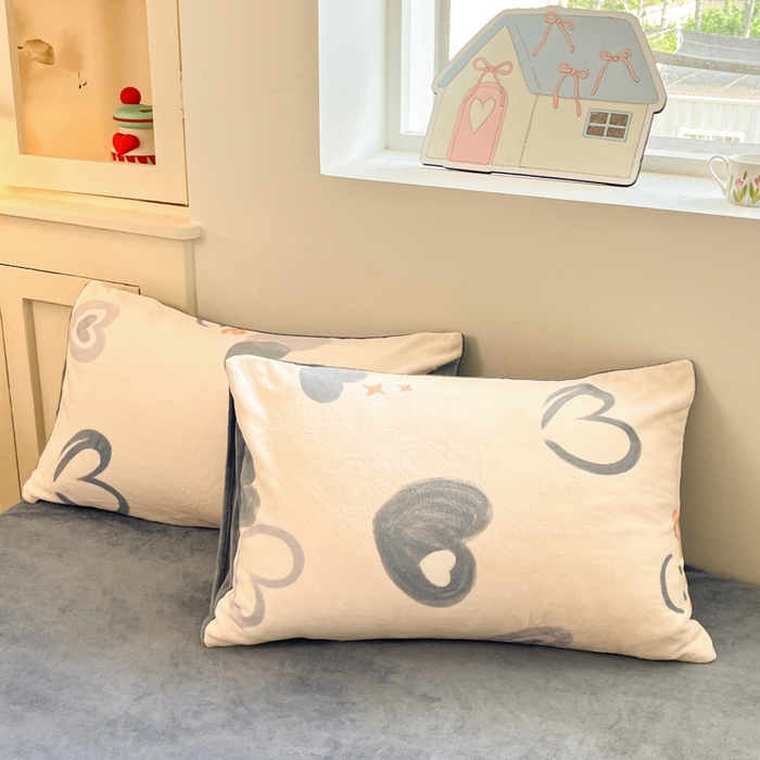 91家纺网 家纺一手货源 找家纺 贝扬思家纺 2025新款软fufu加厚保暖可爱系简约牛奶绒套件系列（小红书推荐）（提供买家秀） 蜡笔心