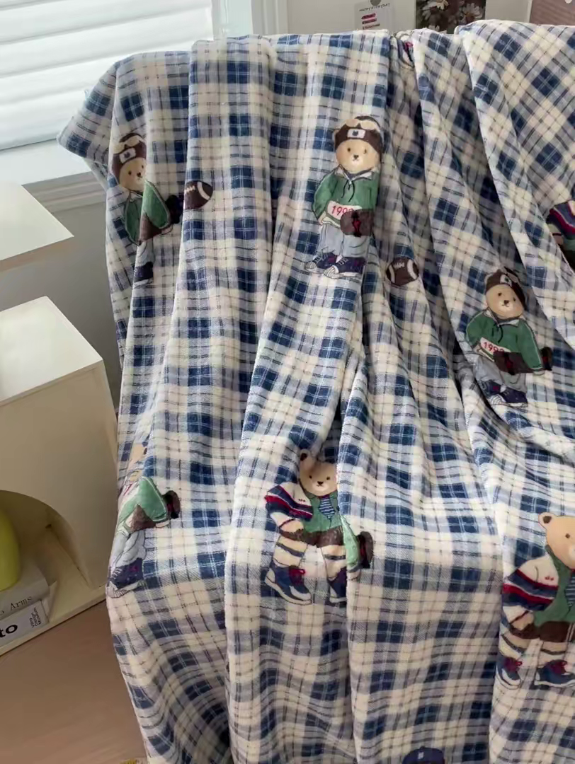 91家纺网 家纺一手货源 找家纺 Mata蔓塔家 2025新款四季款双面印花牛奶绒午休毯毛毯毯子空调毯 穿鞋的熊