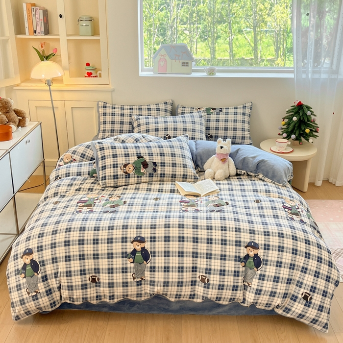 91家纺网 家纺一手货源 找家纺 贝扬思家纺 2025新款软fufu加厚保暖可爱系简约牛奶绒套件系列（小红书推荐）（提供买家秀） 蓝格英伦熊