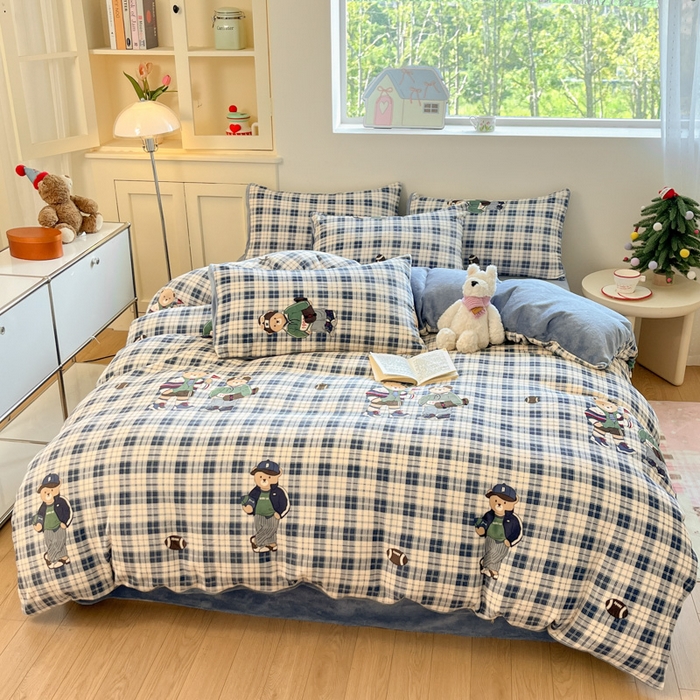 91家纺网 家纺一手货源 找家纺 贝扬思家纺 2025新款软fufu加厚保暖可爱系简约牛奶绒套件系列（小红书推荐）（提供买家秀） 蓝格英伦熊