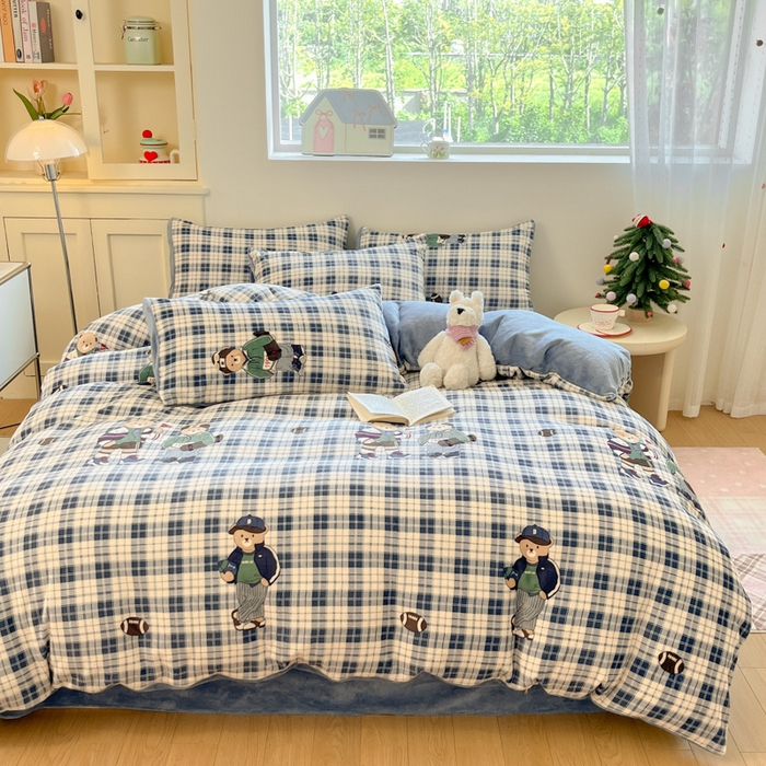 91家纺网 家纺一手货源 找家纺 贝扬思家纺 2025新款软fufu加厚保暖可爱系简约牛奶绒套件系列（小红书推荐）（提供买家秀） 蓝格英伦熊