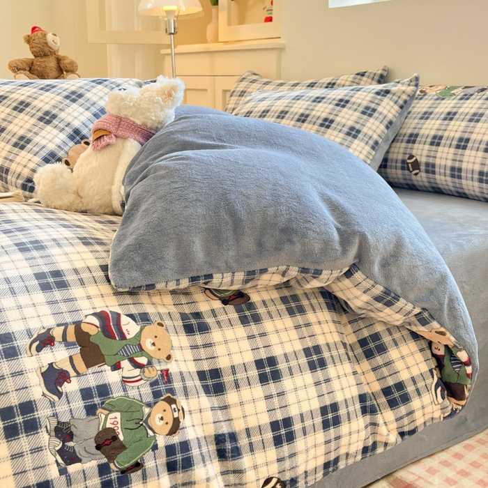 91家纺网 家纺一手货源 找家纺 贝扬思家纺 2025新款软fufu加厚保暖可爱系简约牛奶绒套件系列（小红书推荐）（提供买家秀） 蓝格英伦熊