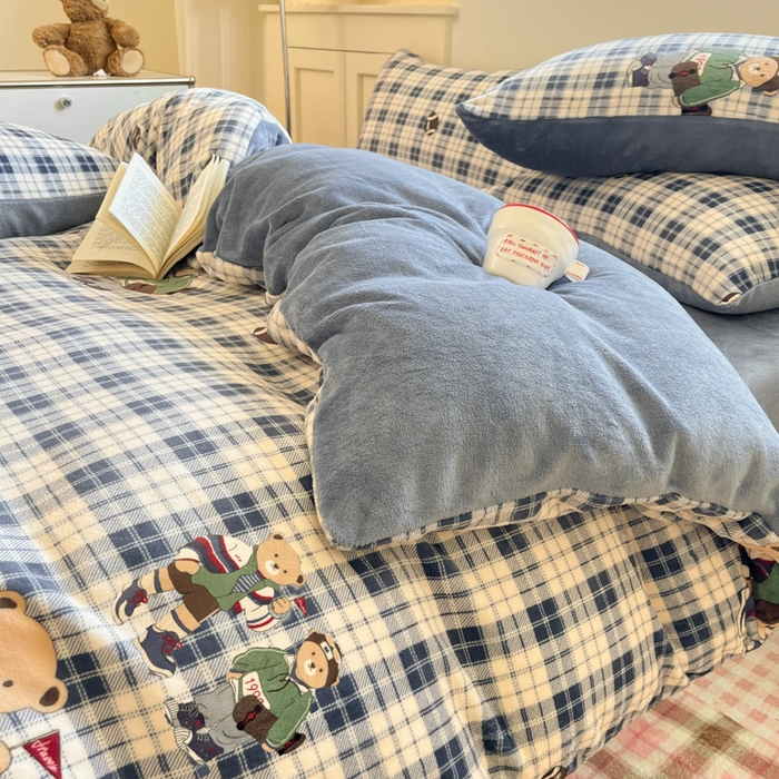 91家纺网 家纺一手货源 找家纺 贝扬思家纺 2025新款软fufu加厚保暖可爱系简约牛奶绒套件系列（小红书推荐）（提供买家秀） 蓝格英伦熊