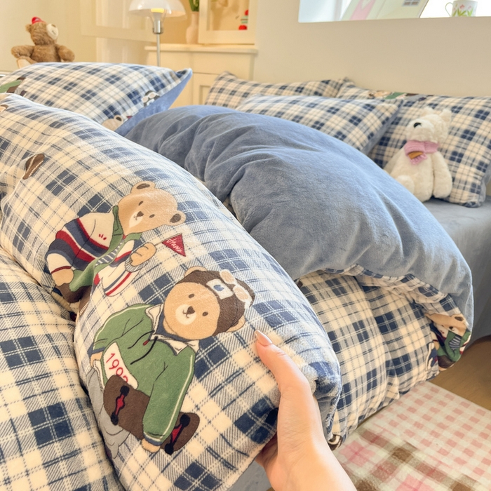 91家纺网 家纺一手货源 找家纺 贝扬思家纺 2025新款软fufu加厚保暖可爱系简约牛奶绒套件系列（小红书推荐）（提供买家秀） 蓝格英伦熊