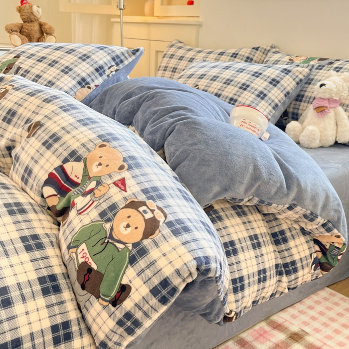 91家纺网 家纺一手货源 找家纺 贝扬思家纺 2025新款软fufu加厚保暖可爱系简约牛奶绒套件系列（小红书推荐）（提供买家秀） 蓝格英伦熊