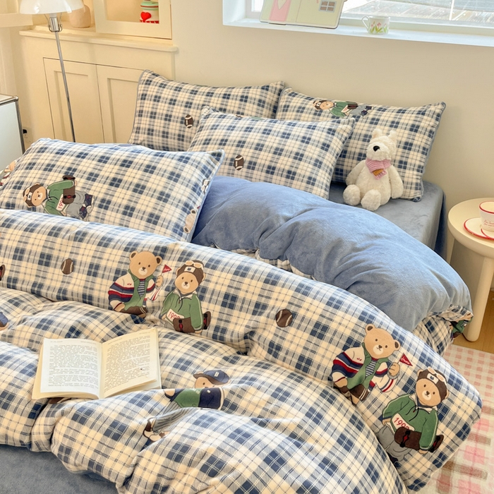 91家纺网 家纺一手货源 找家纺 贝扬思家纺 2025新款软fufu加厚保暖可爱系简约牛奶绒套件系列（小红书推荐）（提供买家秀） 蓝格英伦熊