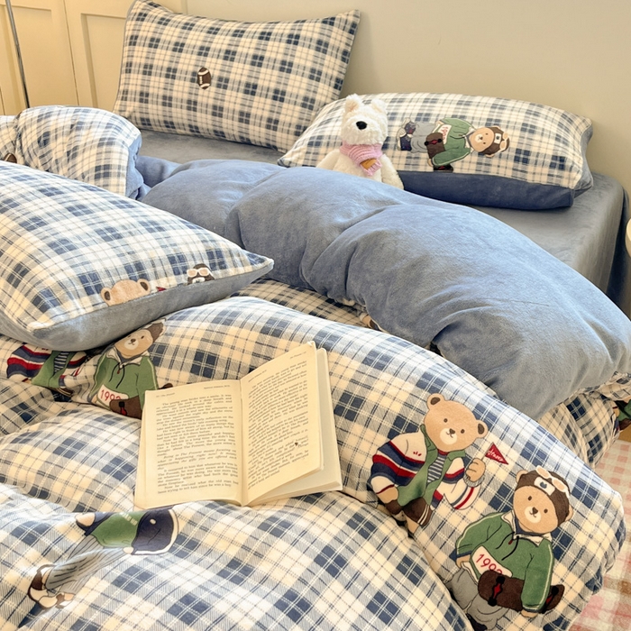 91家纺网 家纺一手货源 找家纺 贝扬思家纺 2025新款软fufu加厚保暖可爱系简约牛奶绒套件系列（小红书推荐）（提供买家秀） 蓝格英伦熊