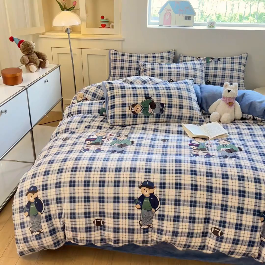 91家纺网 家纺一手货源 找家纺 贝扬思家纺 2025新款软fufu加厚保暖可爱系简约牛奶绒套件系列（小红书推荐）（提供买家秀） 蓝格英伦熊