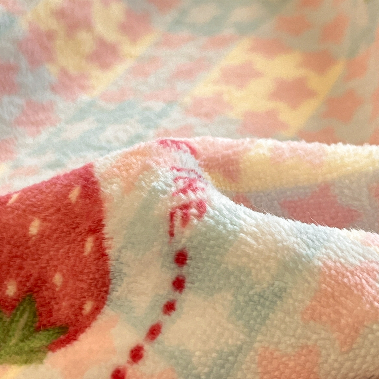 91家纺网 家纺一手货源 找家纺 贝扬思家纺 2025新款软fufu加厚保暖可爱系简约牛奶绒套件系列（小红书推荐）（提供买家秀） 草莓软心