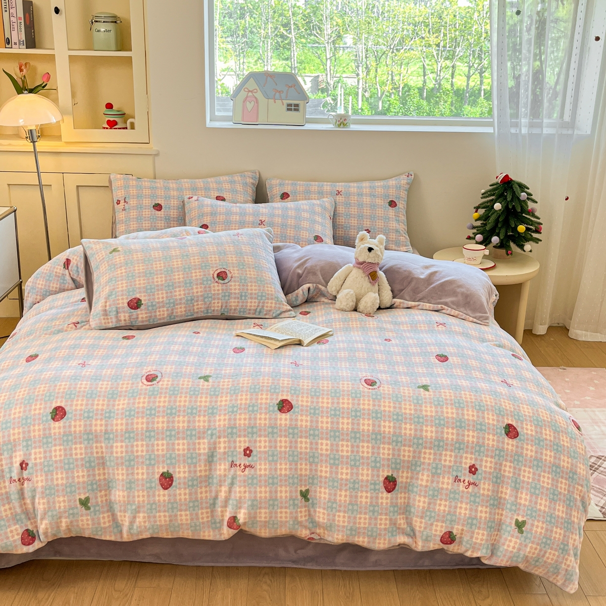 91家纺网 家纺一手货源 找家纺 贝扬思家纺 2025新款软fufu加厚保暖可爱系简约牛奶绒套件系列（小红书推荐）（提供买家秀） 草莓软心