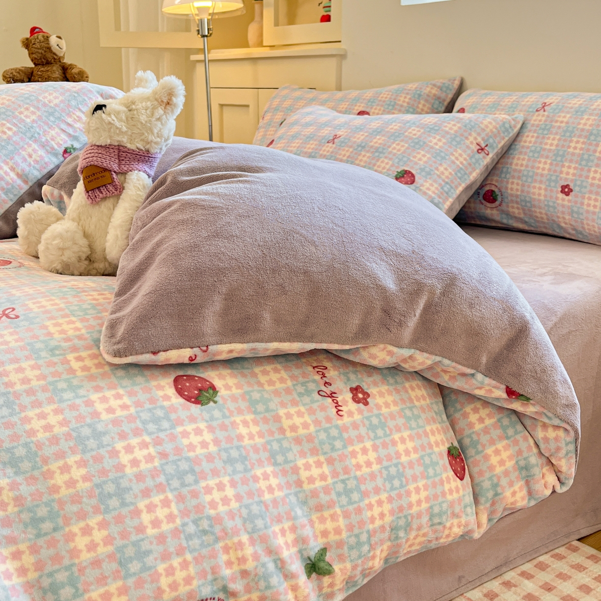 91家纺网 家纺一手货源 找家纺 贝扬思家纺 2025新款软fufu加厚保暖可爱系简约牛奶绒套件系列（小红书推荐）（提供买家秀） 草莓软心