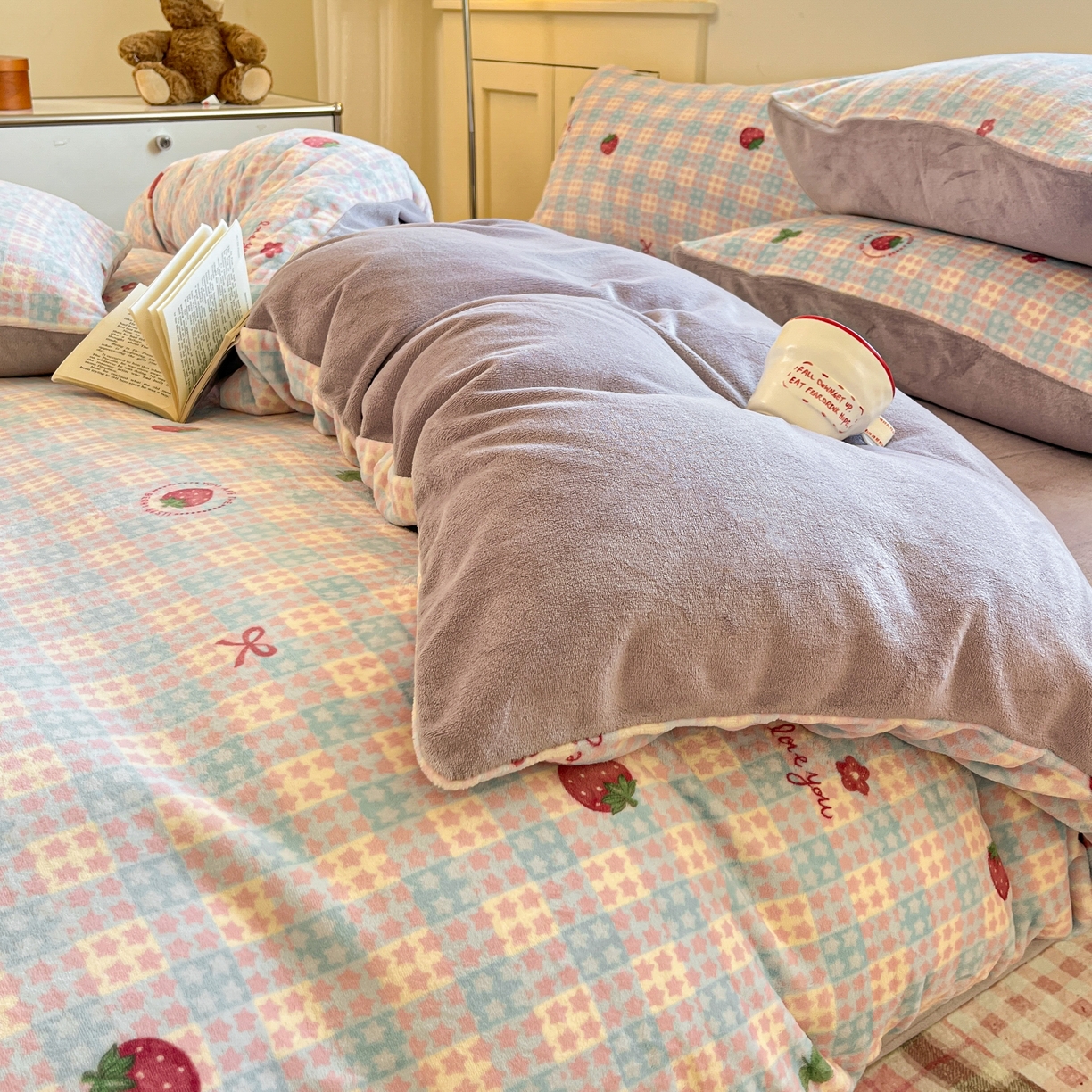 91家纺网 家纺一手货源 找家纺 贝扬思家纺 2025新款软fufu加厚保暖可爱系简约牛奶绒套件系列（小红书推荐）（提供买家秀） 草莓软心