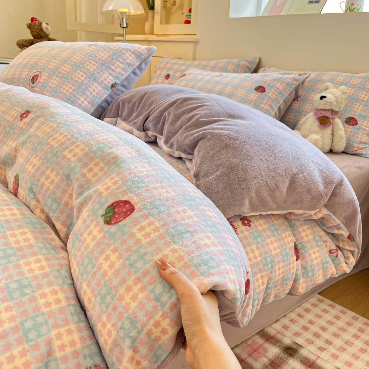 91家纺网 家纺一手货源 找家纺 贝扬思家纺 2025新款软fufu加厚保暖可爱系简约牛奶绒套件系列（小红书推荐）（提供买家秀） 草莓软心