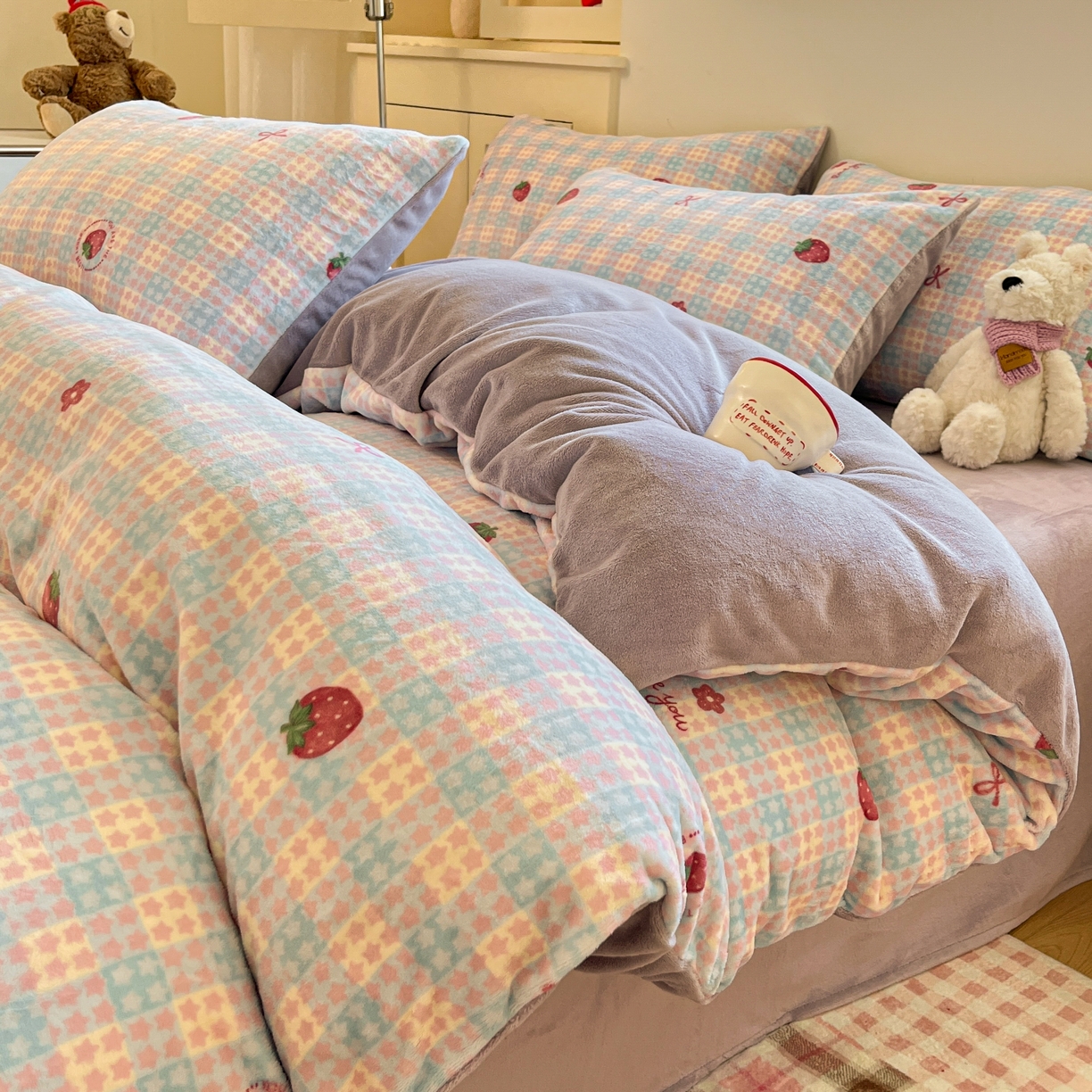 91家纺网 家纺一手货源 找家纺 贝扬思家纺 2025新款软fufu加厚保暖可爱系简约牛奶绒套件系列（小红书推荐）（提供买家秀） 草莓软心