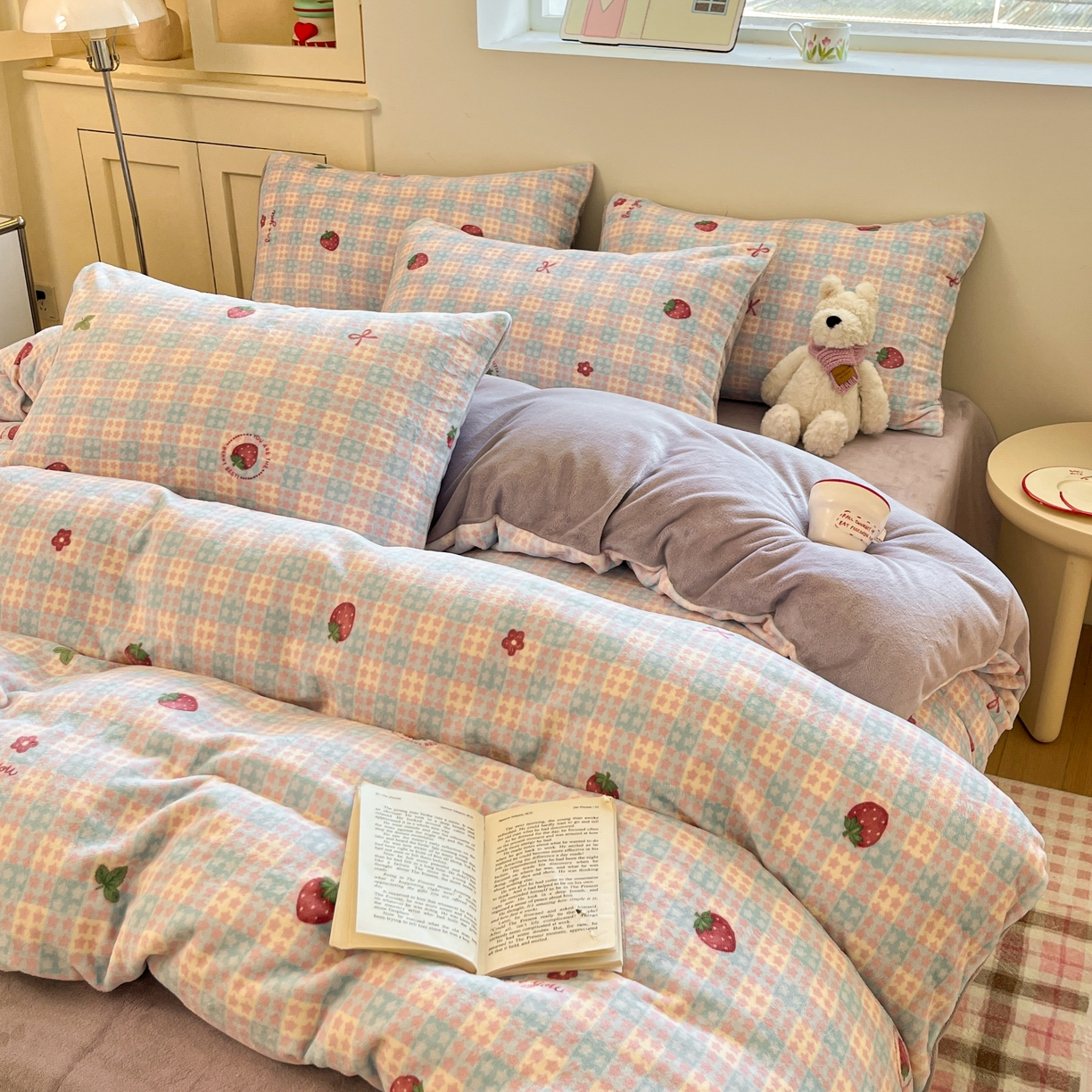 91家纺网 家纺一手货源 找家纺 贝扬思家纺 2025新款软fufu加厚保暖可爱系简约牛奶绒套件系列（小红书推荐）（提供买家秀） 草莓软心