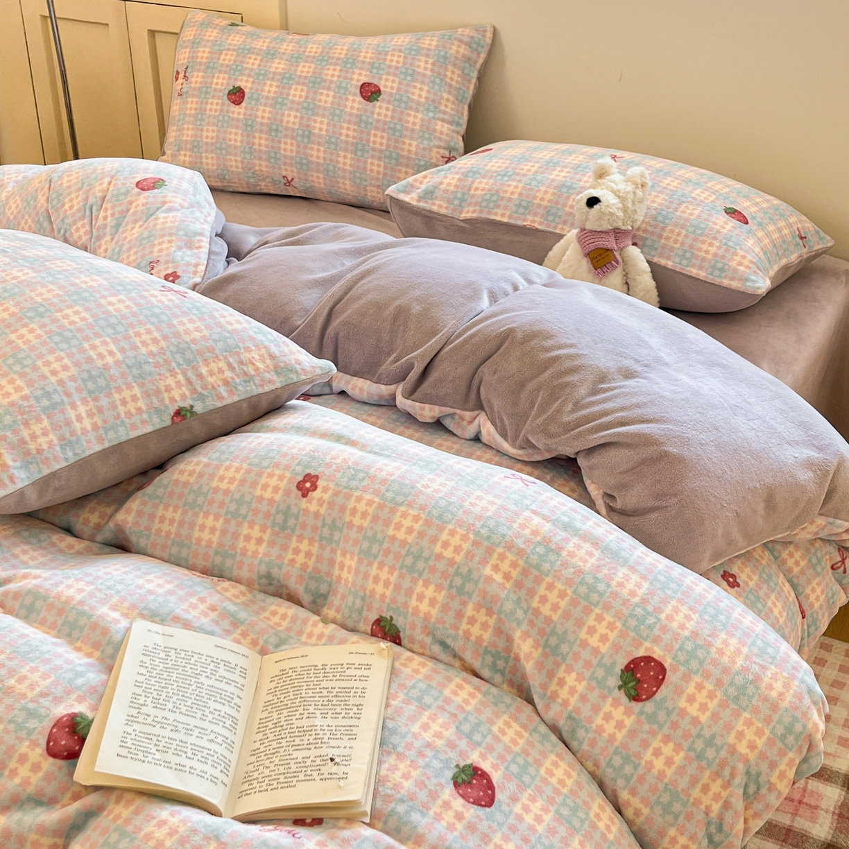 91家纺网 家纺一手货源 找家纺 贝扬思家纺 2025新款软fufu加厚保暖可爱系简约牛奶绒套件系列（小红书推荐）（提供买家秀） 草莓软心