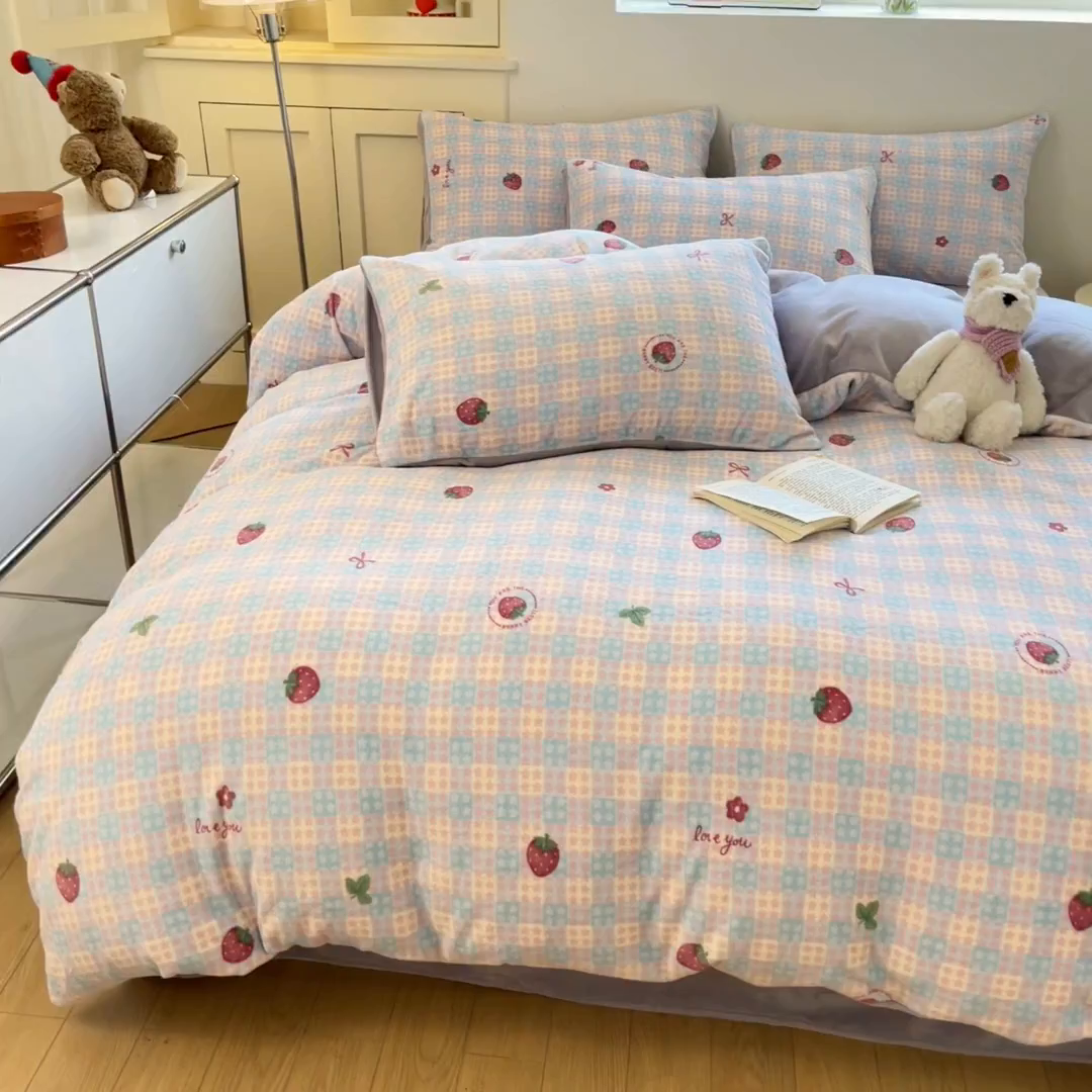 91家纺网 家纺一手货源 找家纺 贝扬思家纺 2025新款软fufu加厚保暖可爱系简约牛奶绒套件系列（小红书推荐）（提供买家秀） 草莓软心