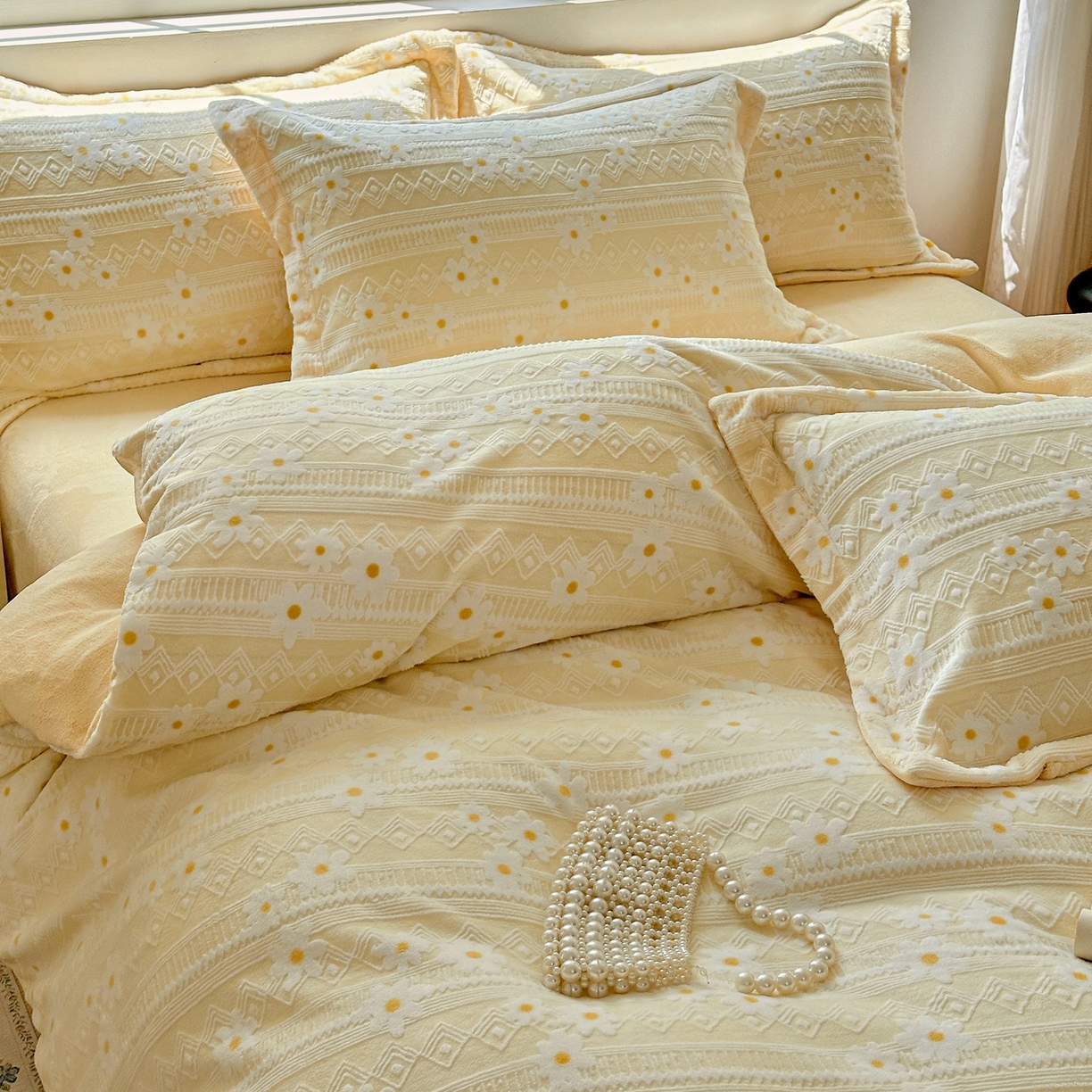 91家纺网 家纺一手货源 找家纺 娜娜 2025新款高克重牛奶绒百花齐放系列四件套 百花齐放-奶昔黄