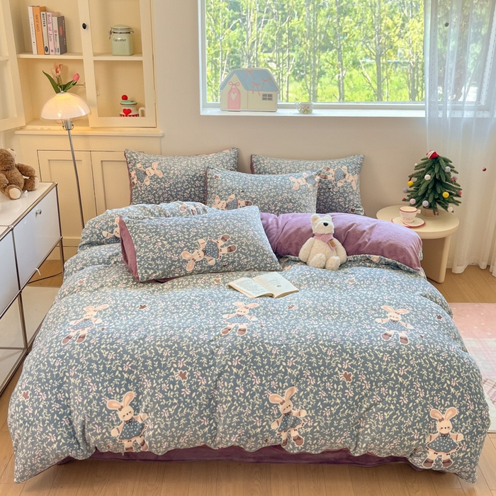 91家纺网 家纺一手货源 找家纺 贝扬思家纺 2025新款软fufu加厚保暖可爱系简约牛奶绒套件系列（小红书推荐）（提供买家秀） 背带兔